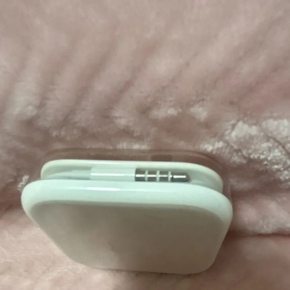 Apple earpods white